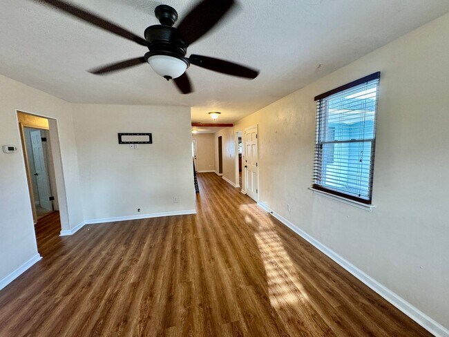 Building Photo - Beautiful Ranch Style Home