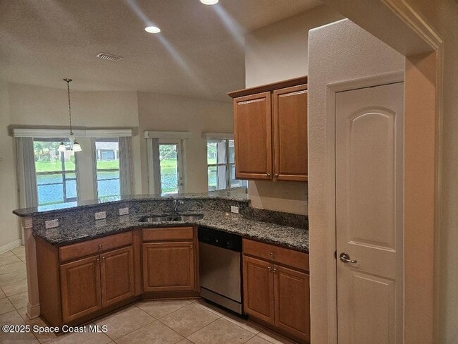 Kitchen w Granite - 2074 Botanica Cir