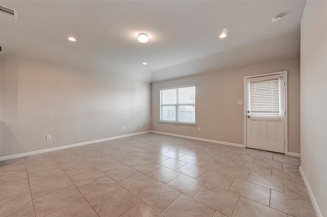 Building Photo - 611 Harvest Bluff Dr