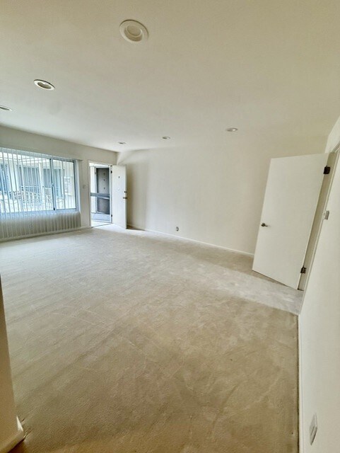 Foto del edificio - 220 S Doheny Dr
