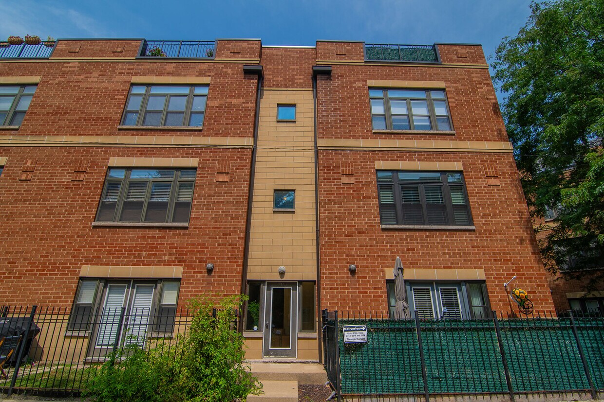 Primary Photo - 2310 W Bloomingdale Ave