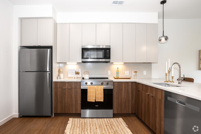 1BR, 1BA - 983 SF - Kitchen - Park Monroe