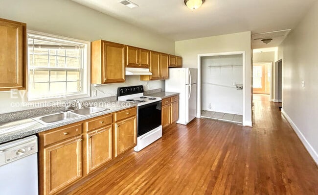 Building Photo - 1406 17th Ave S