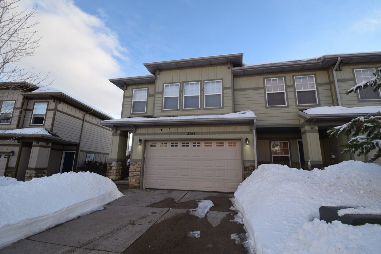 3 Bedroom 3 Bath Townhome in Sun Crest!!! - 3 Bedroom 3 Bath Townhome in Sun Crest!!!