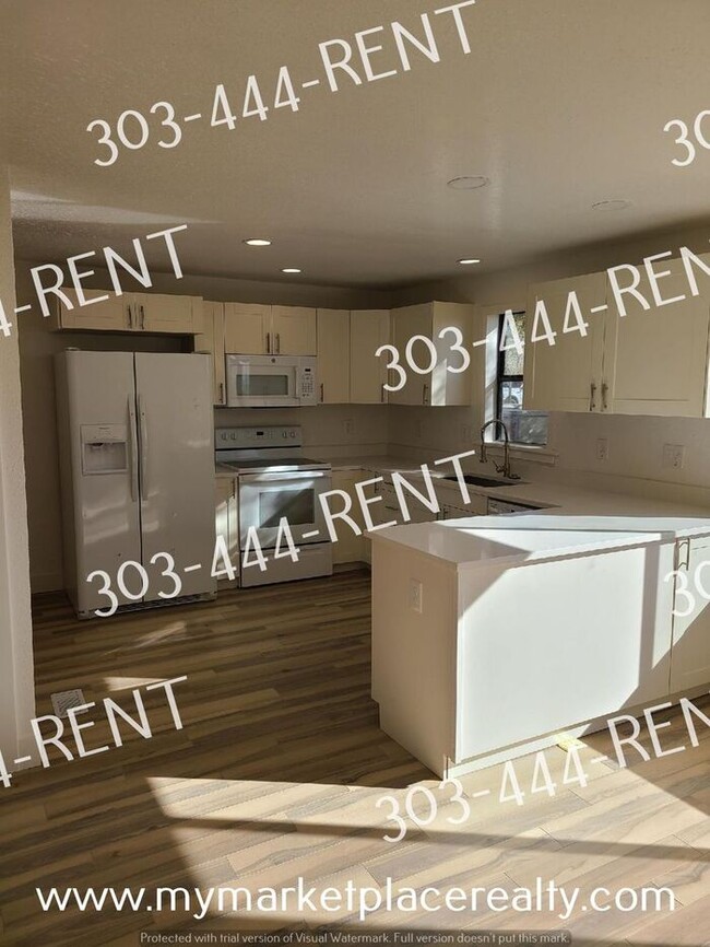 Building Photo - 2 Bedroom & 1 Bathroom Duplex in Brighton!