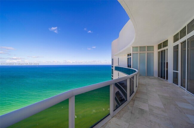 Foto del edificio - 15811 Collins Ave