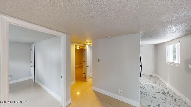 Building Photo - 1354 W 24th St