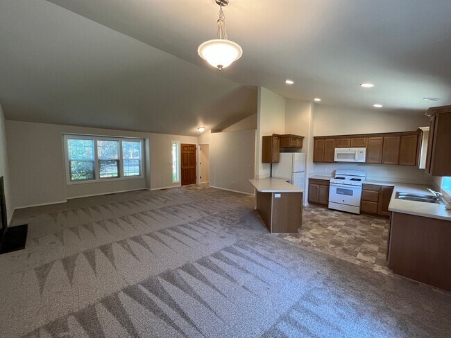 Building Photo - 3 Bed/2 Bath Single Family Home in SE Bend...