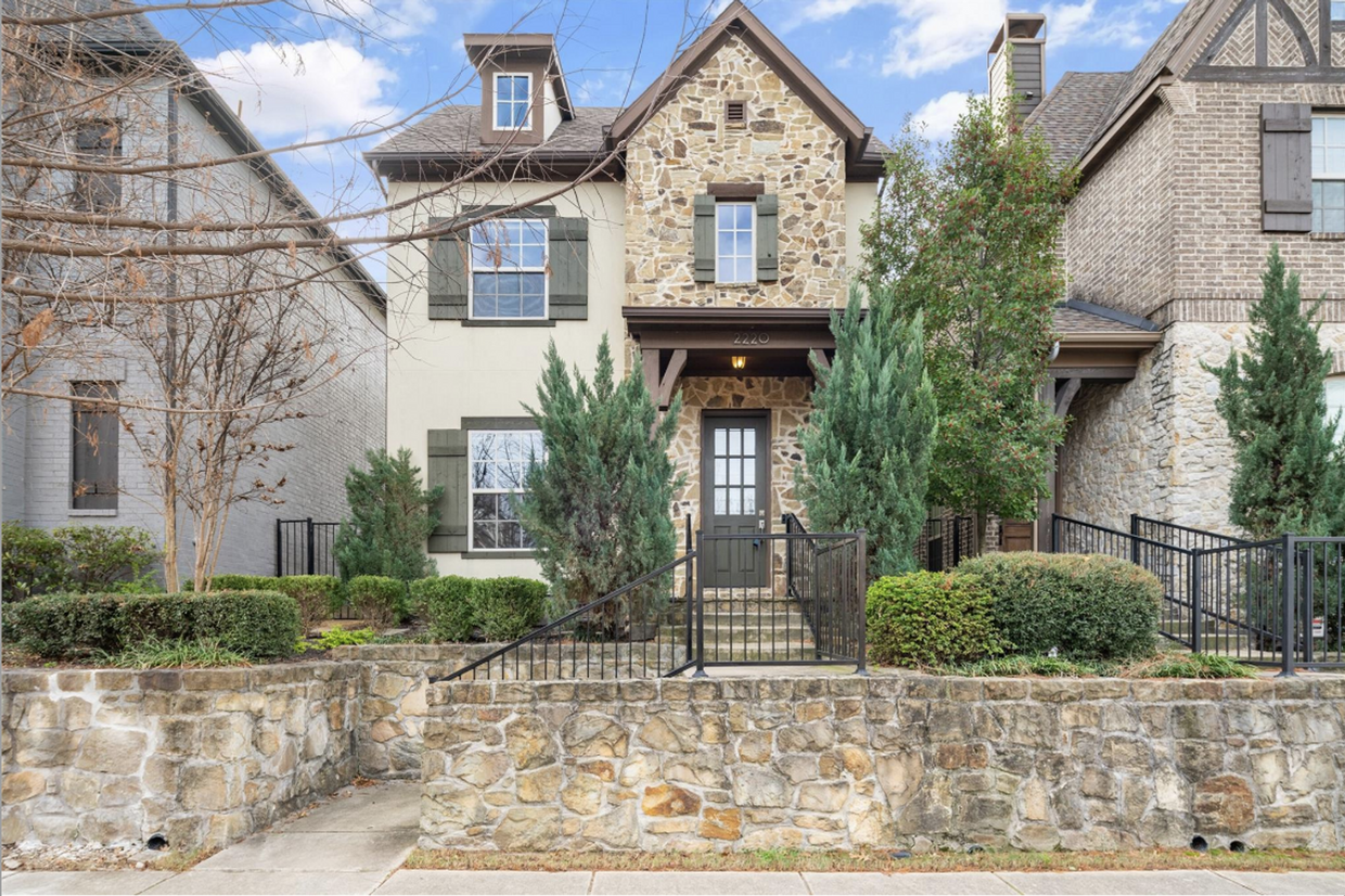 Primary Photo - Lovely home is move in ready in Carrollton!