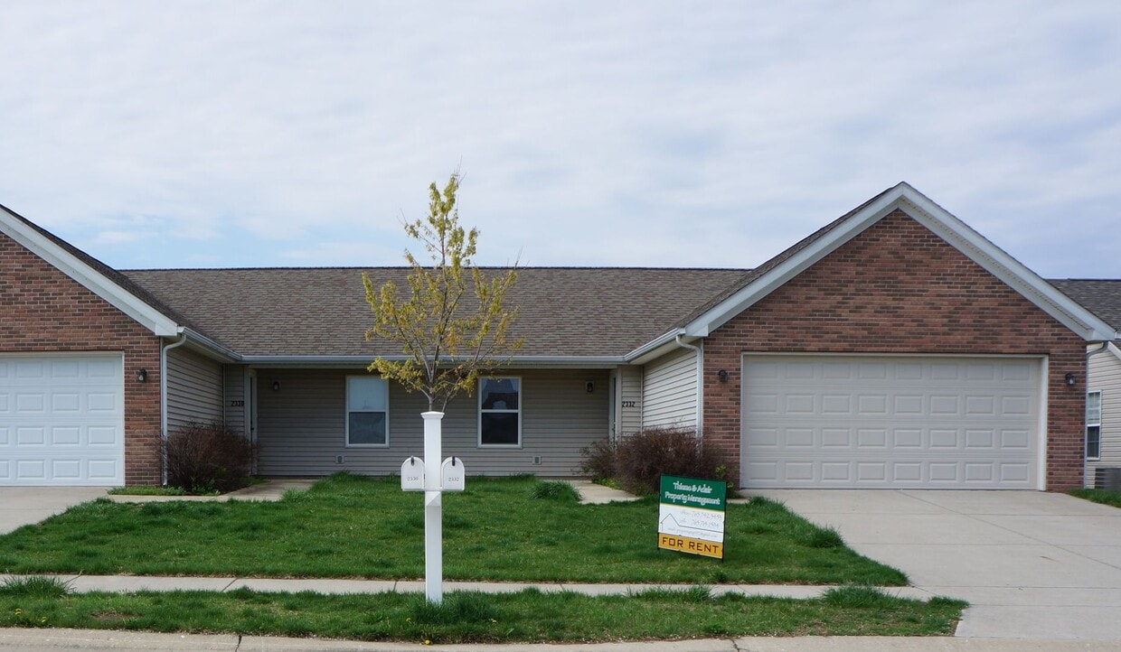 Primary Photo - Beautiful 2 bedroom 2 bath duplex with 2 c...