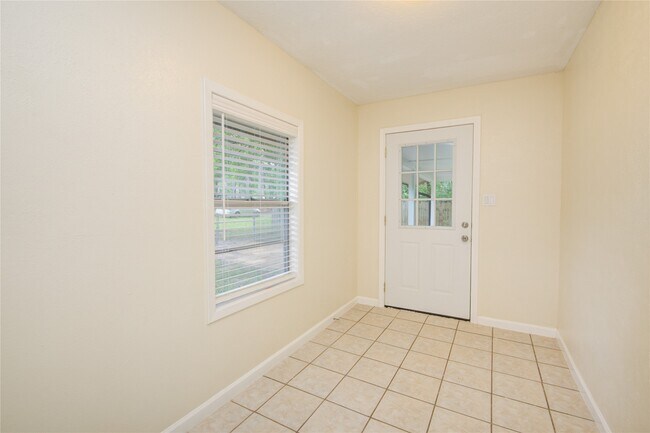 Building Photo - 804 Chickasaw Dr