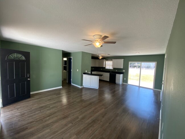Foto del edificio - 12431 Wildrose Ave