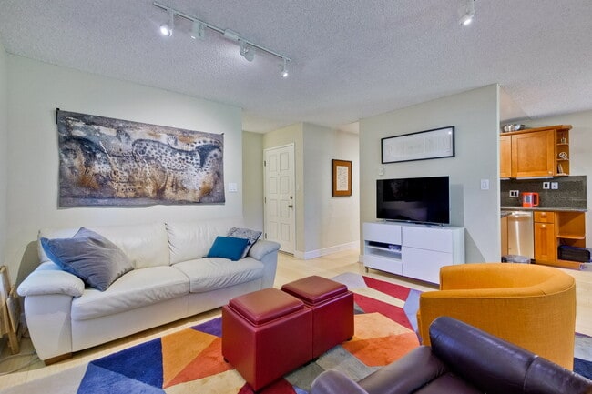 Foto del edificio - Fully Furnished Condo near Downtown Mountain View & Stevens Creek Trail