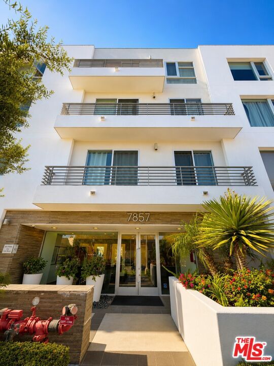 Foto del edificio - 7857 W Manchester Ave