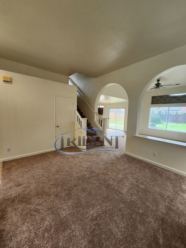 Building Photo - 3 bedroom, 2 ½ bath SOLAR home