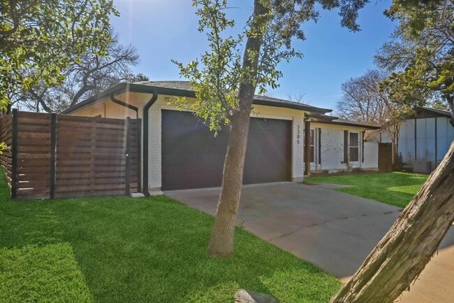 Foto del edificio - 7205 Twisted Oaks Dr