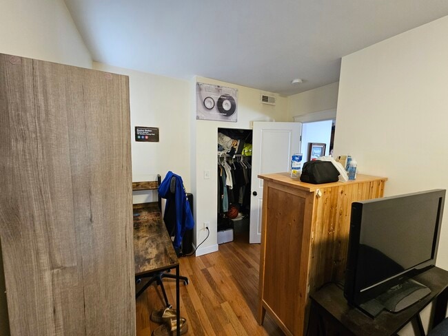 Building Photo - 23 Weitz St