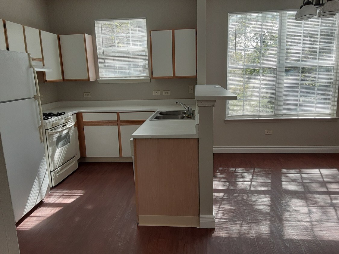 1676 Carlemont Dr, Crystal Lake, IL 60014 Condo for Rent in Crystal