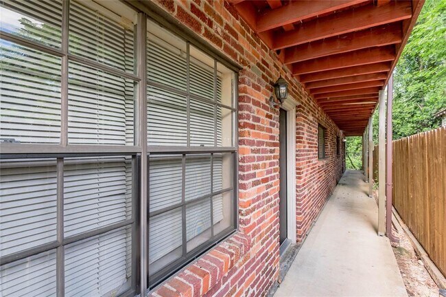 Building Photo - 909 Ave I