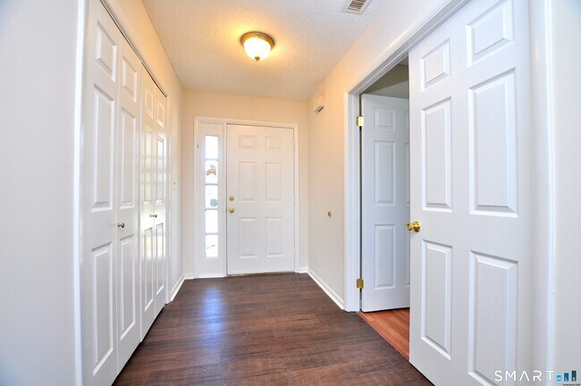 Building Photo - 207 Country Club Ct