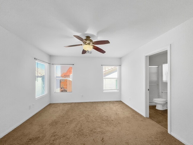 Foto del edificio - Charming 3-Bedroom, 2.5-Bath Home in a Des...