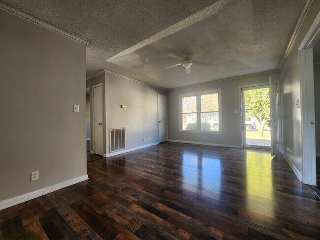 Foto del edificio - 738 Spees Dr