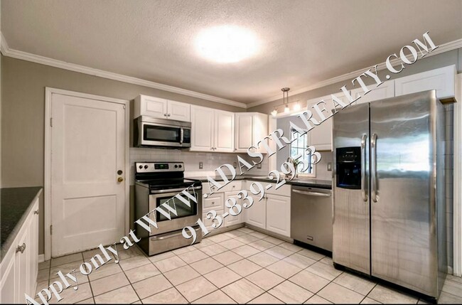 Foto del edificio - UPDATED 3 Bed 2 Bath Ranch in Overland Par...