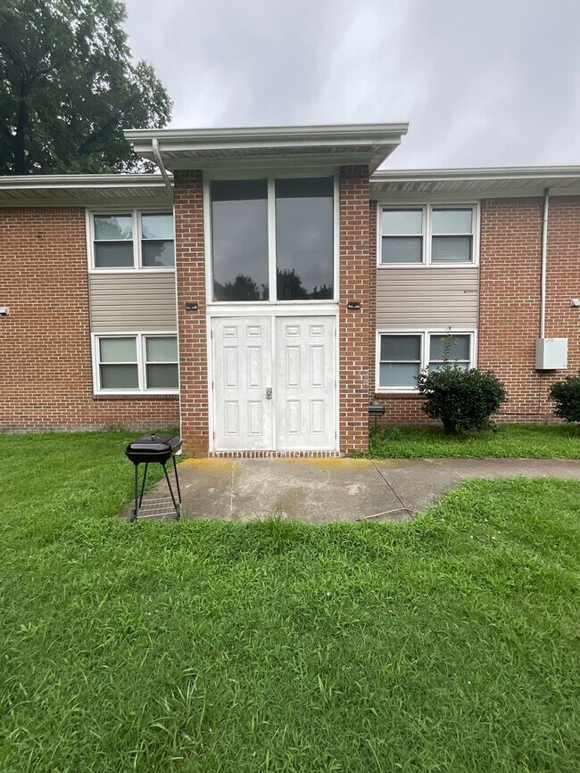 Building Photo - Quiet Two Bedroom Apartment off Rodman Ave