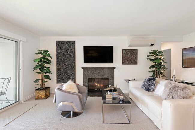 Foto del edificio - RARELY offered! Top floor three bedroom 2.5 bath El Escorial condo, fully furnished at East Beach.