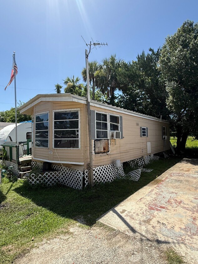 Foto del edificio - 622 N Beach St
