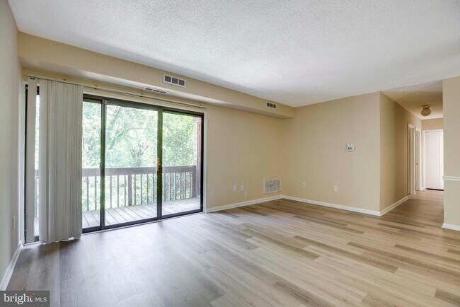 Foto del edificio - 10725 West Dr