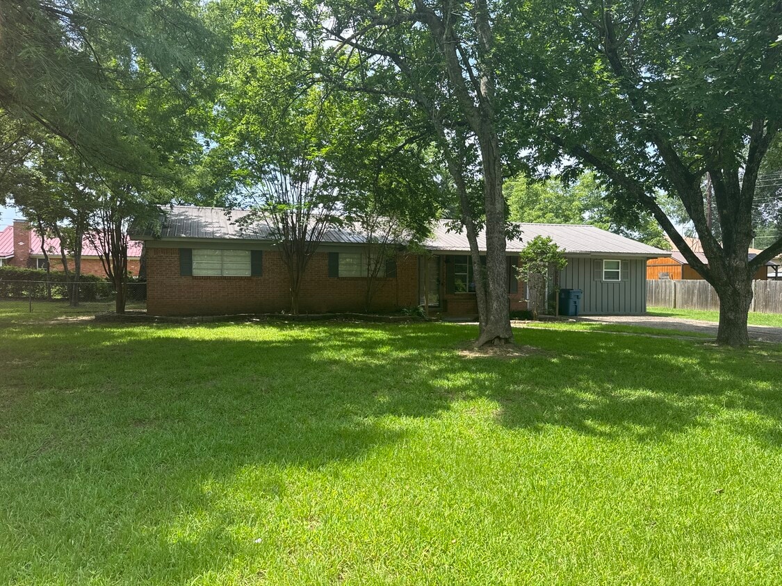 Primary Photo - 2213 Robbins Dr