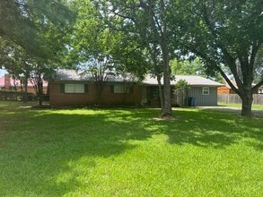 Building Photo - 2213 Robbins Dr
