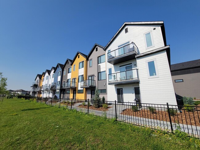 Photo du bâtiment - 2820 Maple Way NW