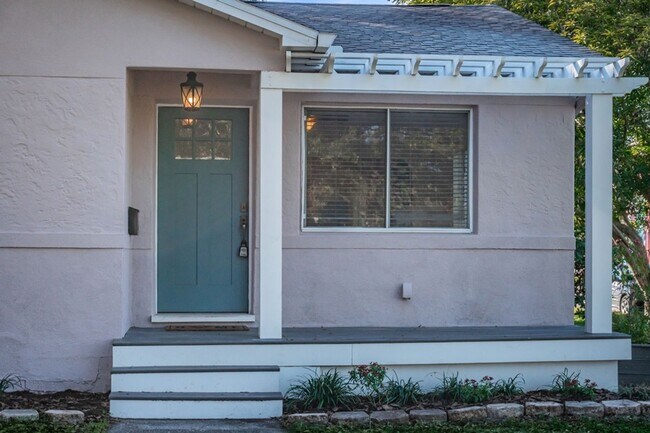 Building Photo - 4/3 Woodlawn Oaks Home