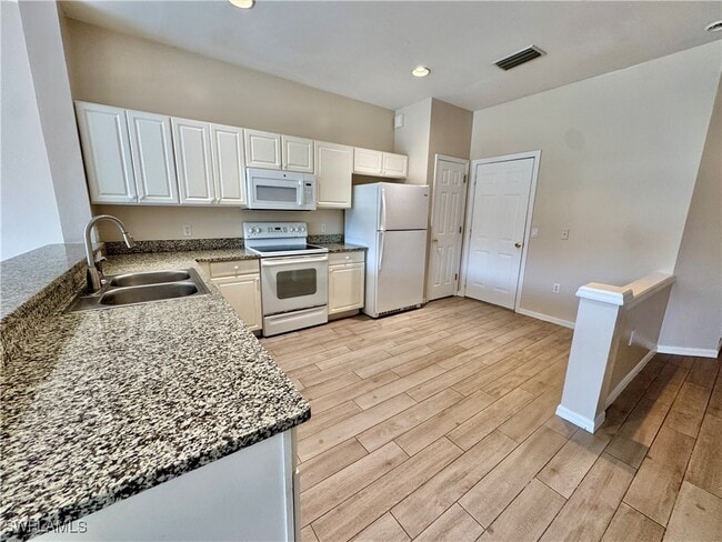 Foto del edificio - 912 Hampton Cir