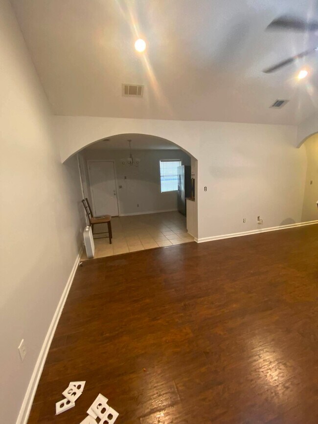 Building Photo - 921 Wrenwood Ln