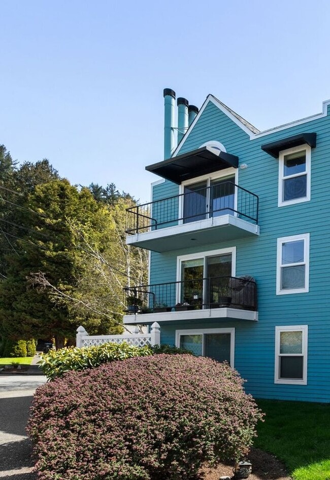 Beautifully Remodeled Top Floor Alki Condo with Views! - Beautifully Remodeled Top Floor Alki Condo with Views!