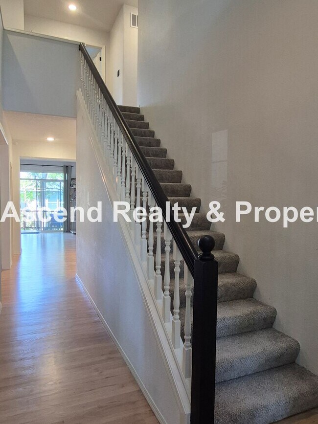 Foto del edificio - Outstanding 4bed+Office Bethany Area 2 Level Home Updated Throughout Available 6/22 or Sooner
