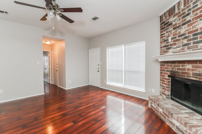 Foto del edificio - 208 Rosewood Ln
