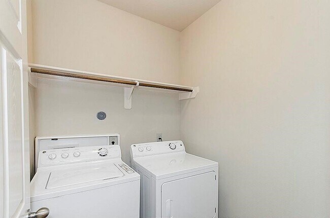 Foto del edificio - 64 Woodland Hills Dr