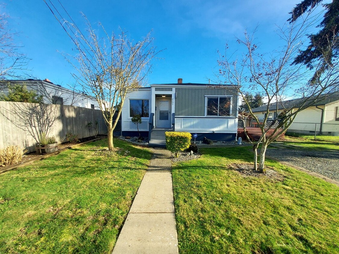 Foto principal - 2 bedroom 1 bath home with huge fenced in ...