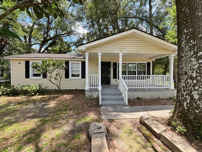 Building Photo - Available now! Freshly updated 3bed 1 bath Downtown Summerville!