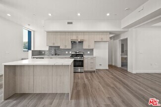 Building Photo - 1202 N Orange Grove Ave