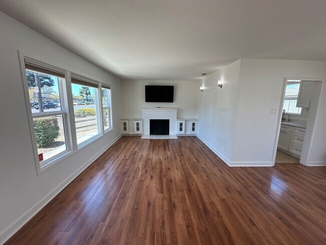 Building Photo - 209 E Laurel Dr