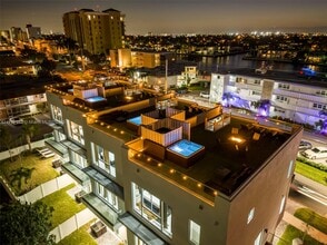 Building Photo - 1002 N Riverside Dr