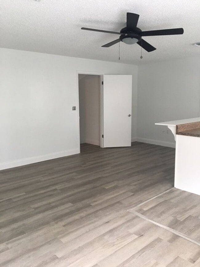Building Photo - All inclusive 1 bed/ 1 bath Annual Rental ...
