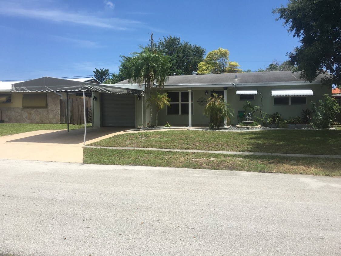 Primary Photo - 4944 SW 25th Ave