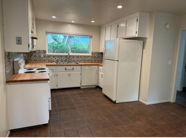 Building Photo - 280 Orchard Ave