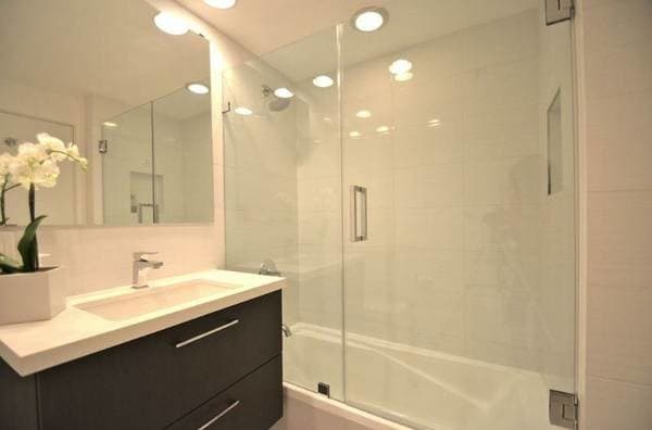 Building Photo - 999 N Doheny Dr